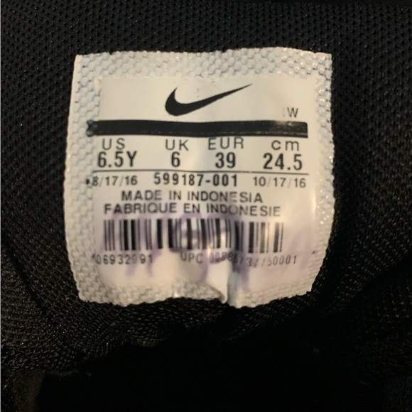 Nike Youth Non Marking Black Basketball Shoes - Picture 6 of 6